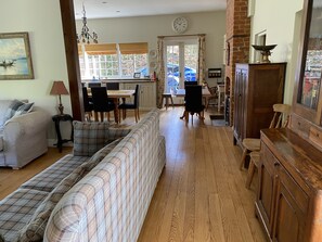 تلفزيون، مدفأة، مشغل دي في دي، كرة قدم الطاولة