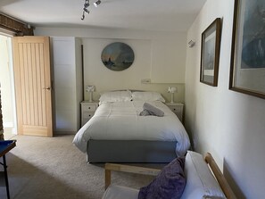 6 عدّة غرف نوم ومكواة/لوح كي وواي فاي وملاءات أسرّة