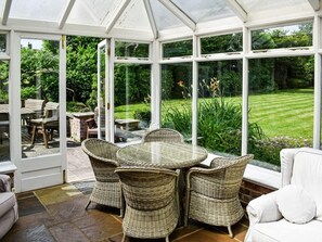Outdoor dining - Large open plan cottage in conservation village just outside York. 3 night deals (York)