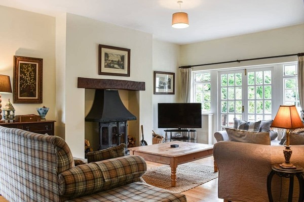 Fernseher, Kamin, DVD-Player, Tischfußball