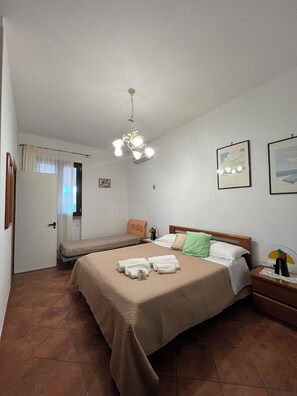 3 chambres, bureau, fer et planche à repasser, lit de bébé portatif