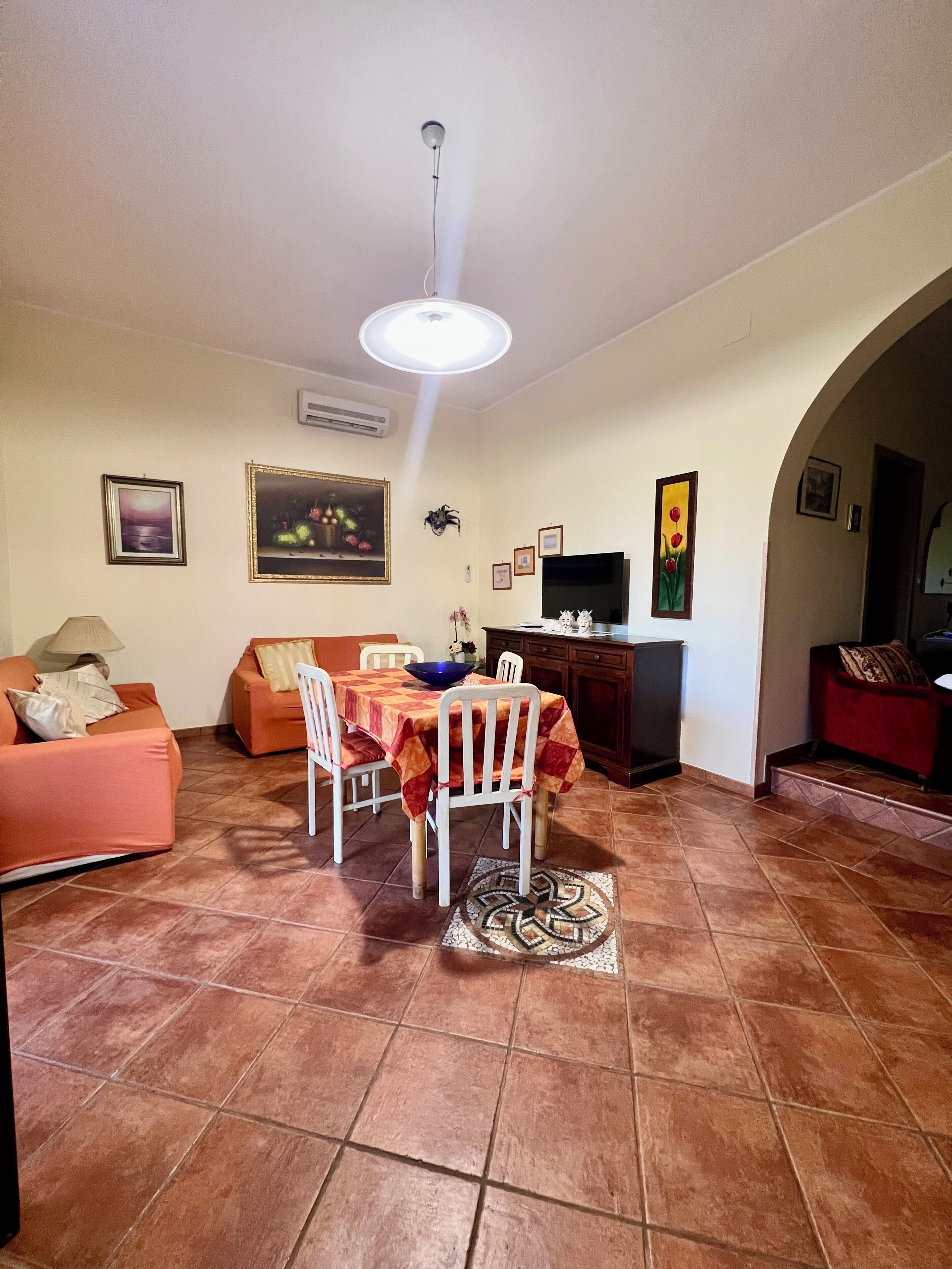 TV, caminetto, libri, impianto stereo