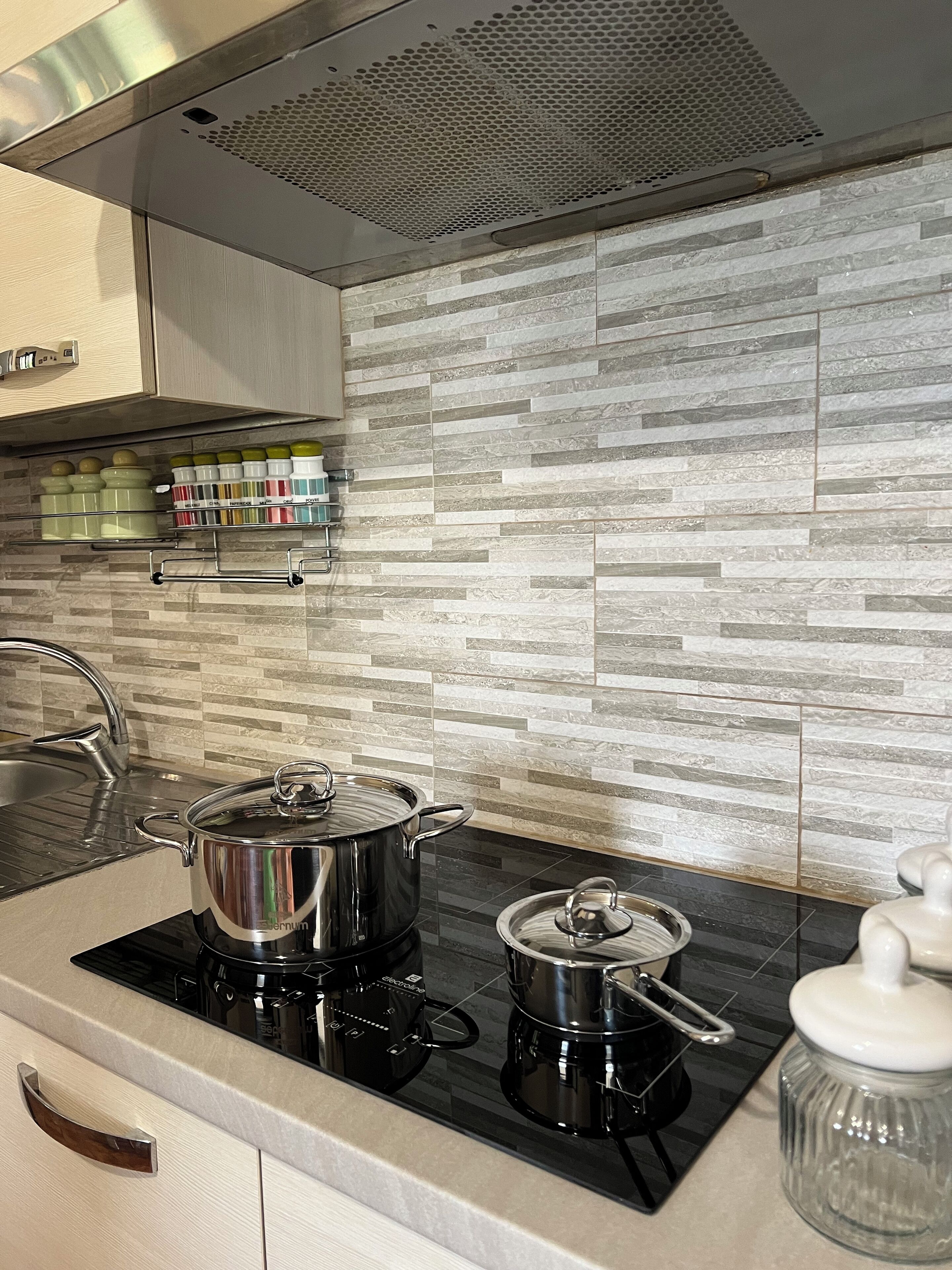 Jääkaappi, mikroaaltouuni, uuni, liesi