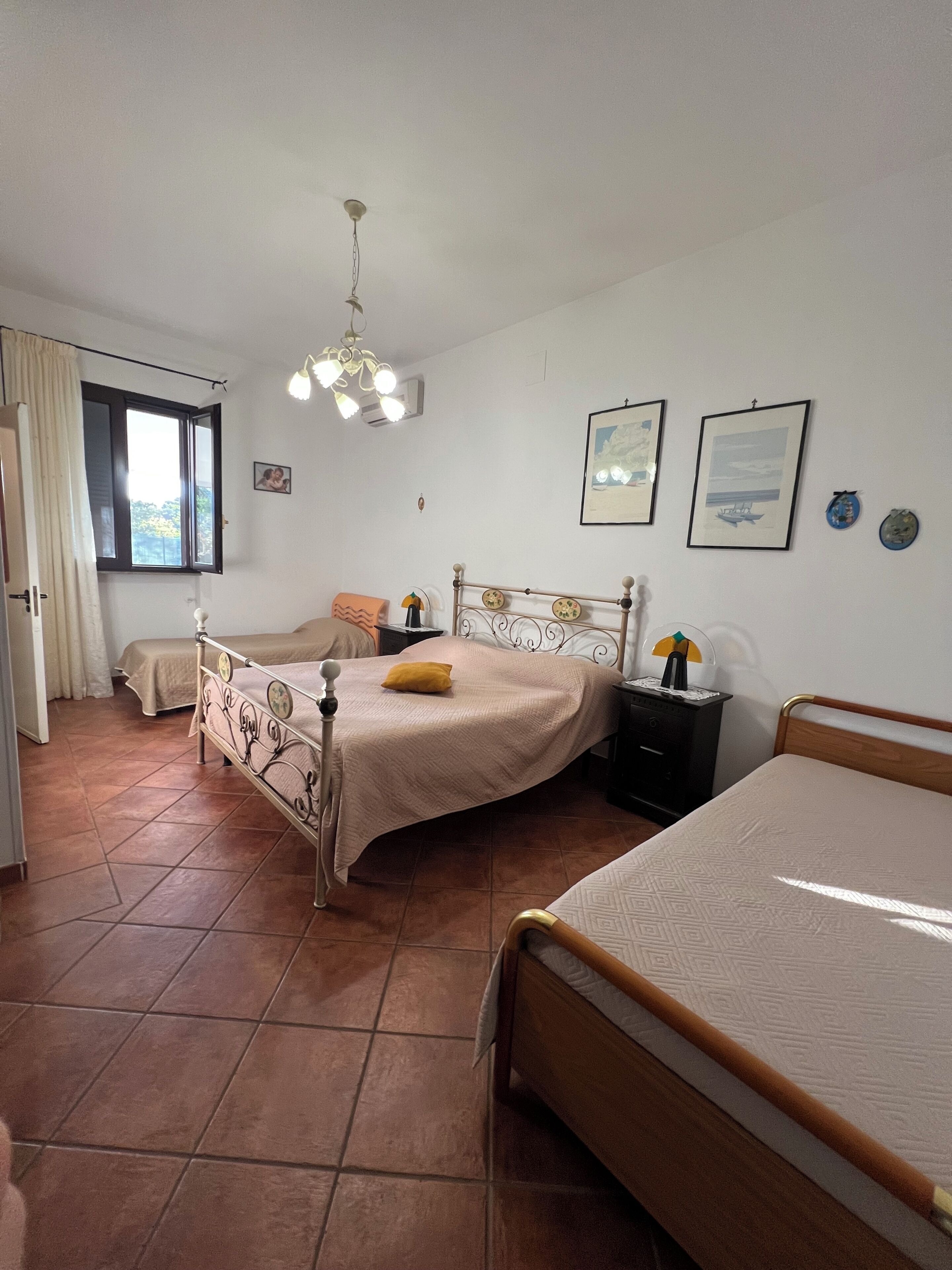 5 camere, una scrivania, ferro/asse da stiro, culla da viaggio