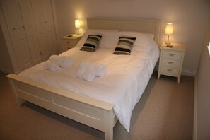 4 bedrooms, desk, iron/ironing board, free WiFi - Luxury house near beaches with beautiful country views, perfect for 2 families (St Minver)