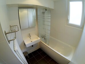 Combined shower/tub, towels