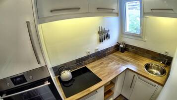 Frigorifero, forno, piano cottura, lavastoviglie