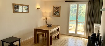 Central 6 Person 47m2 Apartment. Amazing South Facing Balcony. 150m To Ski Lifts