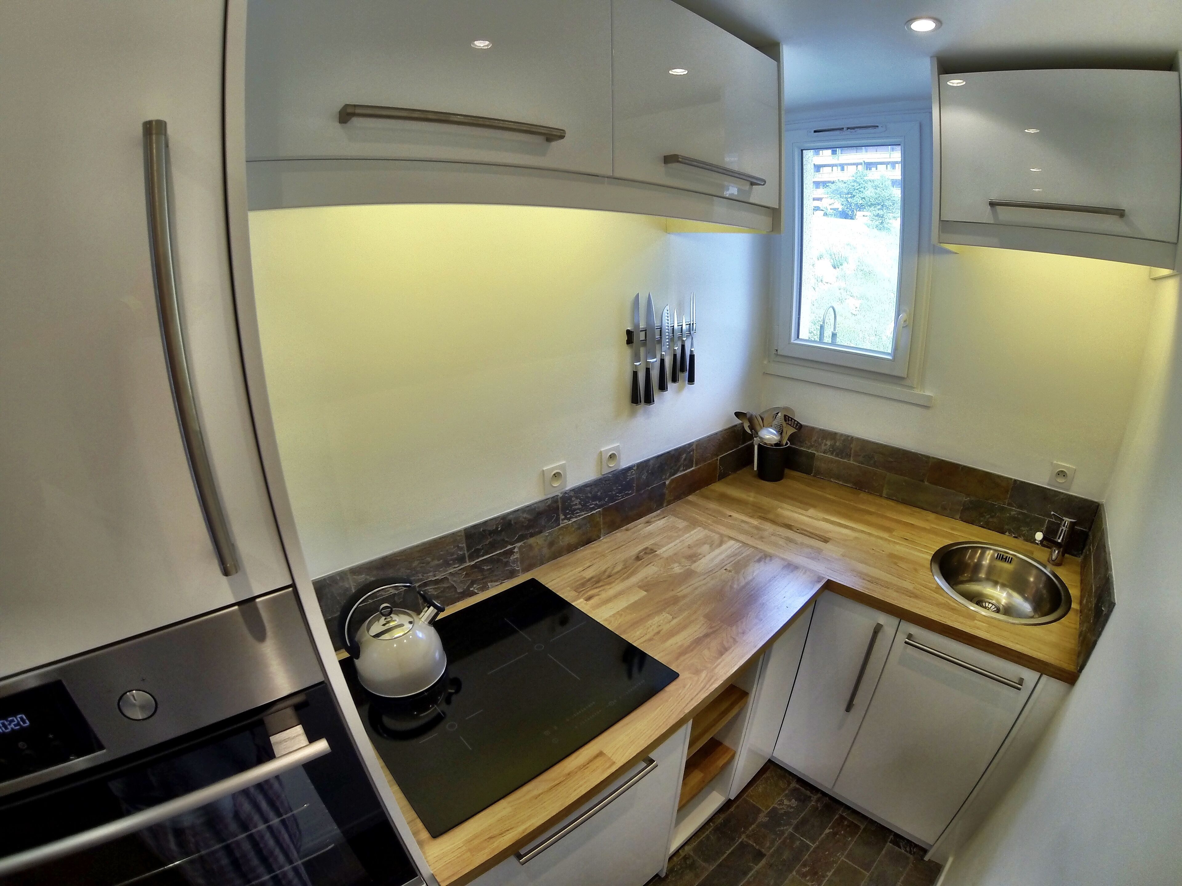 冷蔵庫、オーブン、コンロ、食器洗い機