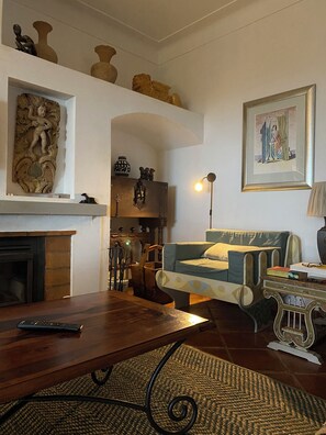 Smart TV, fireplace, DVD player, table tennis