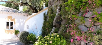 Mountain Retreat i magisk miljö med uppvÀrmd pool och vacker trÀdgÄrd