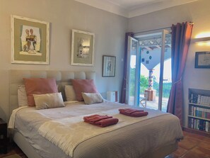 6 bedrooms, in-room safe, desk, iron/ironing board - Mountain Retreat in Magical Setting with Heated Pool and Beautiful Garden (Monchique)