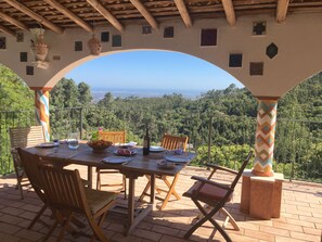 Outdoor dining - Mountain Retreat in Magical Setting with Heated Pool and Beautiful Garden (Monchique)