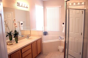 Combined shower/bathtub, hair dryer, towels, soap - Beautiful Villa with Private Pool and Spa - special last-minute booking discount (Haines City)
