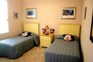 4 Schlafzimmer, Zimmersafe, Schreibtisch, Bügeleisen/Bügelbrett
