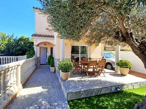 Outdoor dining - Beautiful house with private pool, barbecue and Wi-Fi (l'Escala)