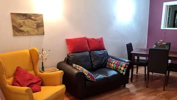 Una televisión, un reproductor de DVD, libros, un reproductor estéreo