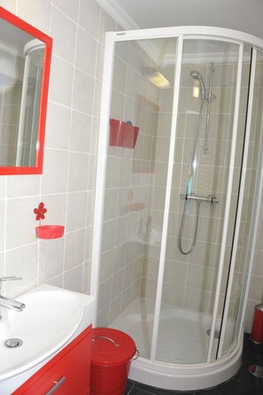 Dusche, Haartrockner, Handtücher, Seife