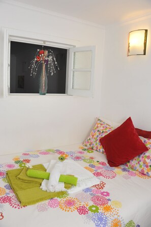 1 habitación, tabla de planchar con plancha, cuna de viaje y wifi 