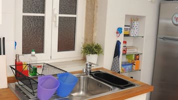 Frigorífico, microondas, horno y placa de cocina