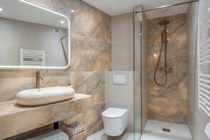 Shower, hair dryer, towels, soap - Pedestrian area, large studio mezzanine, 50m to the sea (Nice)