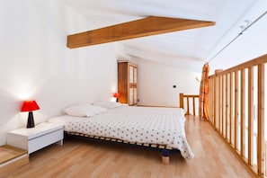 1 habitación, tabla de planchar con plancha y cuna de viaje 