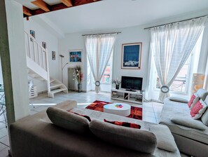 Smart TV - Pedestrian area, large studio mezzanine, 50m to the sea (Nice)