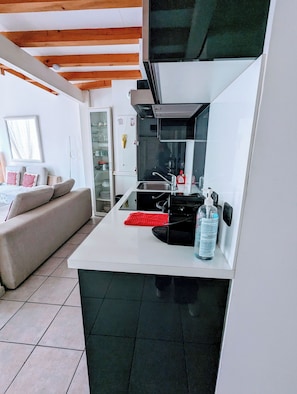 Refrigerador, microondas, horno, placa de cocina