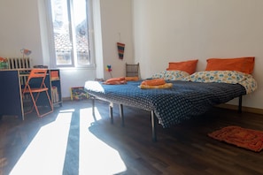 1 camera, una cassaforte in camera, una scrivania, ferro/asse da stiro