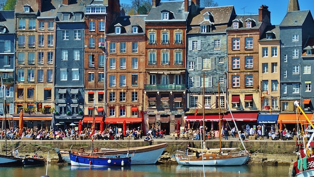 Un muelle con edificios históricos y barcos amarrados.