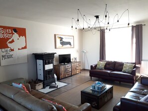 Fernseher, Kamin, DVD-Player, Tischfußball