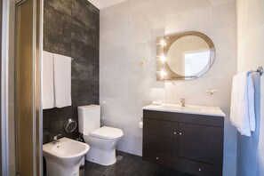 Tina, secadora de cabello, toallas 