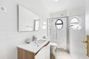 Badewanne, Haartrockner, Handtücher