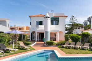 A two-story villa with a swimming pool, outdoor seating, and a garden. - Villa Jade | 4 Bedrooms | Pool | Old Village | Vilamoura (Vilamoura)