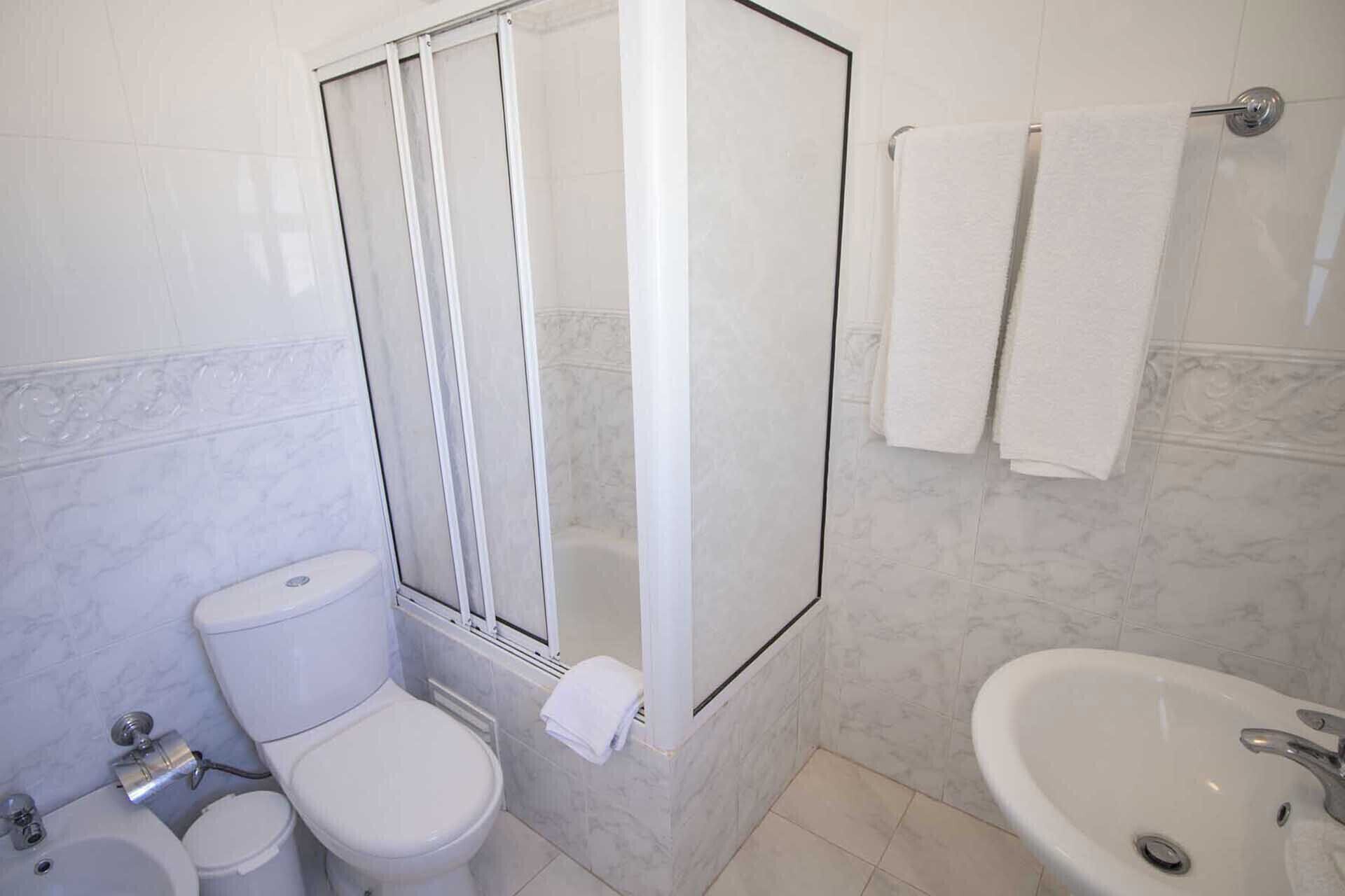 Baignoire, sèche-cheveux, serviettes fournies