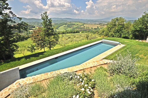 Lovely Villa on Tuscan/Umbria border; Private 18m pool; Glorious Views.