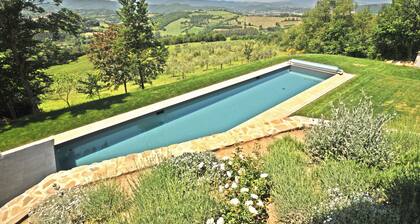 * Superbe chapelle du 13ème siècle convertie * Piscine de luxe de 18 mètres * Vues panoramiques *