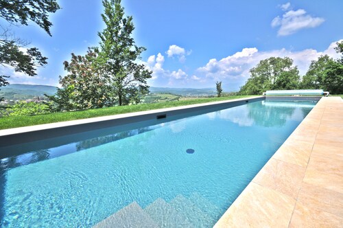 Lovely Villa on Tuscan/Umbria border; Private 18m pool; Glorious Views.