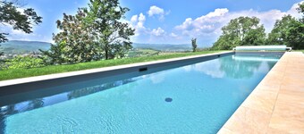 * Superbe chapelle du 13ème siècle convertie * Piscine de luxe de 18 mètres * Vues panoramiques *