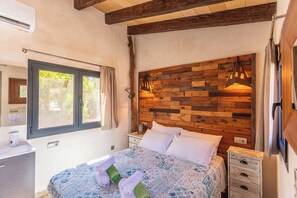 3 slaapkamers, een strijkplank/strijkijzer, gratis wifi, beddengoed