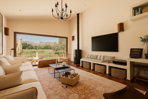 TV connectée, livres, chaîne hi-fi