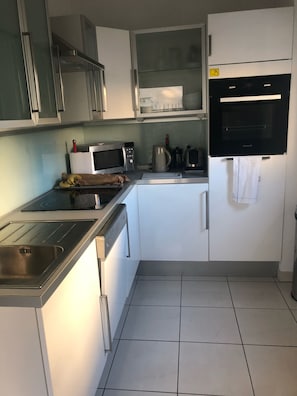 Een koelkast, een microgolfoven, een oven, een kookplaat