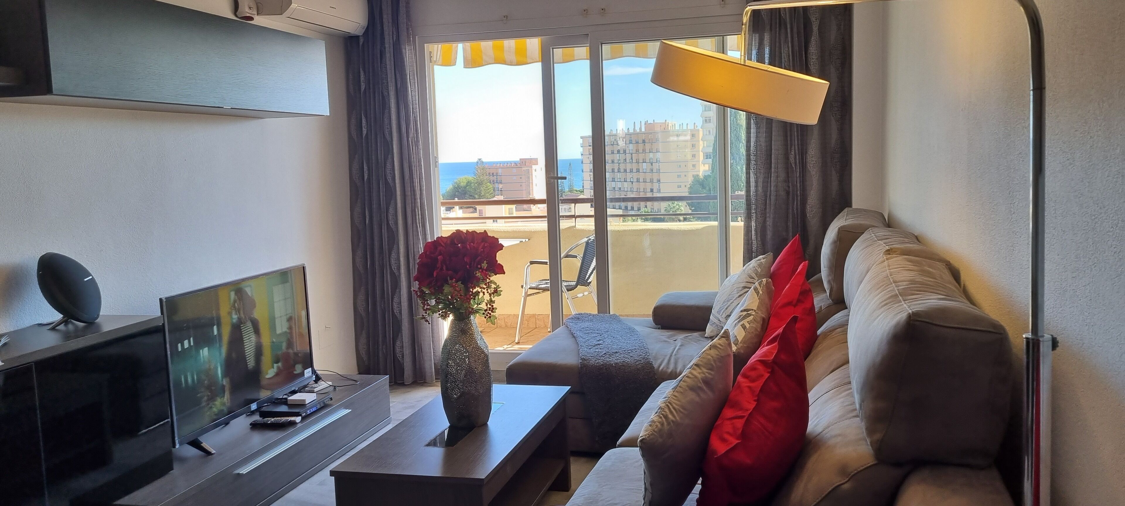 Een smart-tv, een dvd-speler, boeken en een stereo