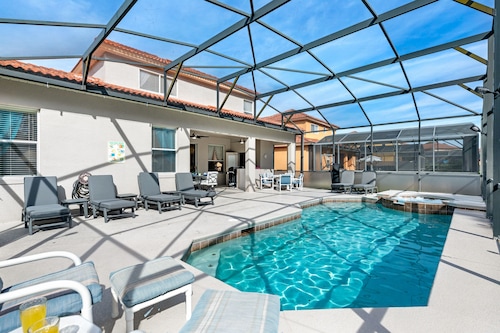 Beautiful Villa with South Facing Pool and Spa, and Lake View