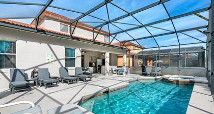 Davenport-huvila etelään päin olevalla uima-altaalla, grillillä ja kylpylällä sekä järvinäköalalla