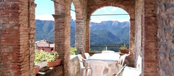 16th-century Tuscan villa with swimming pool, fabulous views, walk to restaurant