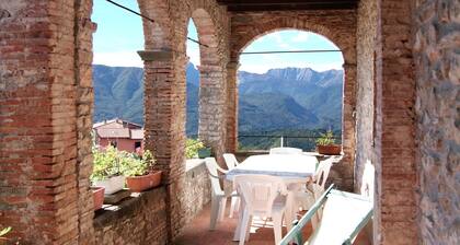 16th-century Tuscan villa with swimming pool, fabulous views, walk to restaurant