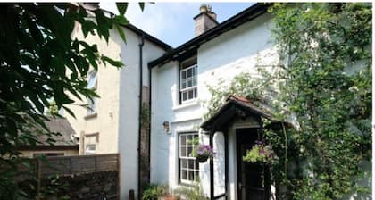 Traditional Grade 2 listed cottage. Quiet area of central Windermere. Log stove