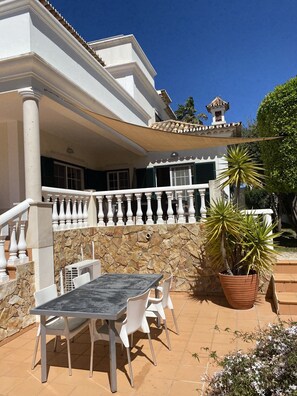 Outdoor dining - Algarve, Almancil: Fully secluded villa with private pool urb. Varandas do Lago. (Almancil)