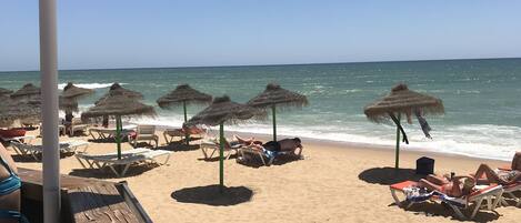 In StrandnĂ€he, LiegestĂŒhle